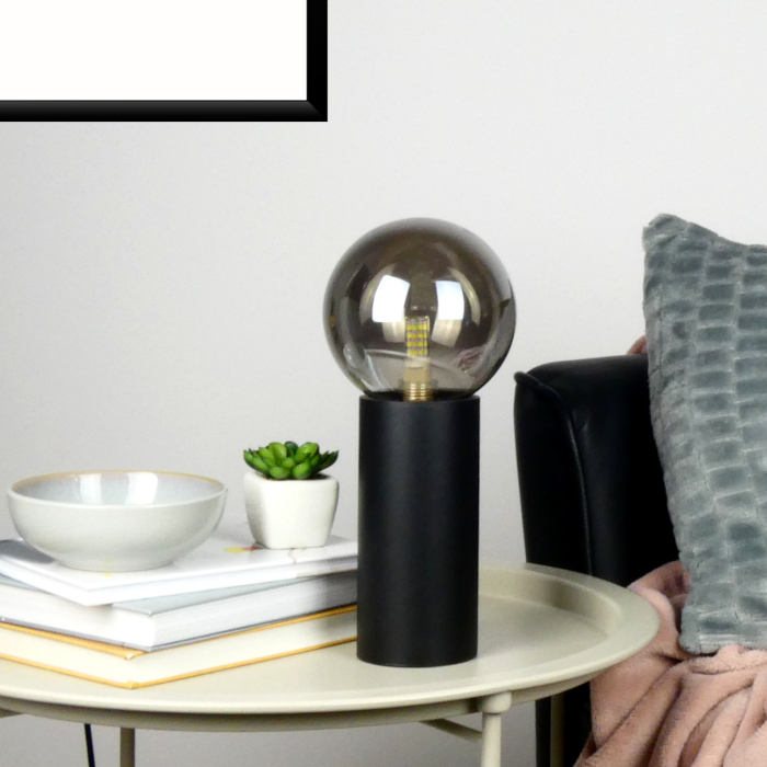 Designerska lampa stołowa SVARTBODA M z czarną podstawą i kloszem ze szkła w kolorze szarym